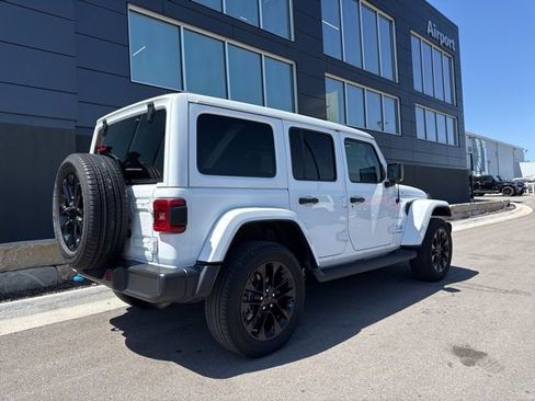 Used 2022 Jeep Wrangler Unlimited Sahara w/ Cold Weather Group AWD/4WD image 3