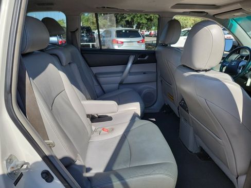 Used 2013 Toyota Highlander SE FWD image 13