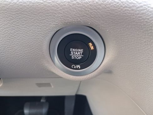 Used 2024 Chrysler Pacifica Touring-L FWD image 18