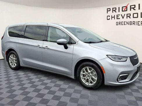 Used 2023 Chrysler Pacifica Touring-L image 2