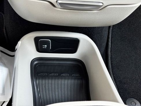 Certified 2023 Chrysler Pacifica Touring-L FWD image 36