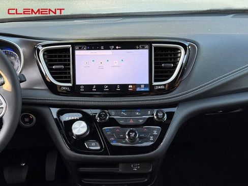 New 2026 Chrysler Pacifica Select image 9