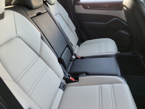 Certified 2026 Porsche Cayenne E-Hybrid AWD/4WD image 25