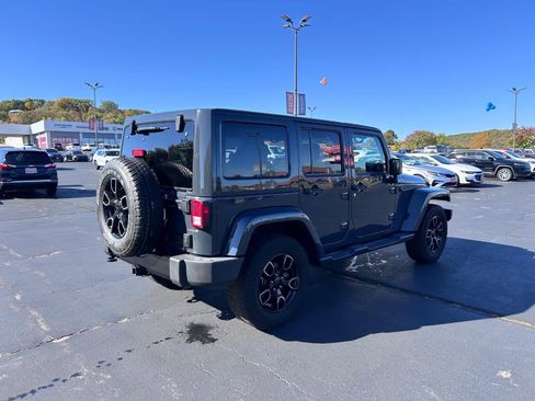 Used 2018 Jeep Wrangler Unlimited Sahara image 3