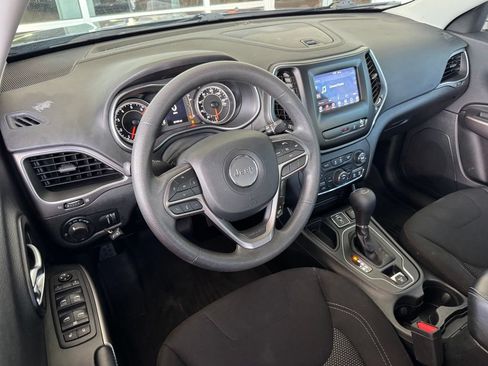 Used 2021 Jeep Cherokee Latitude FWD image 3