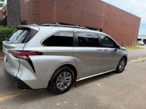 Used 2021 Toyota Sienna XLE w/ XLE Plus Package FWD image 9