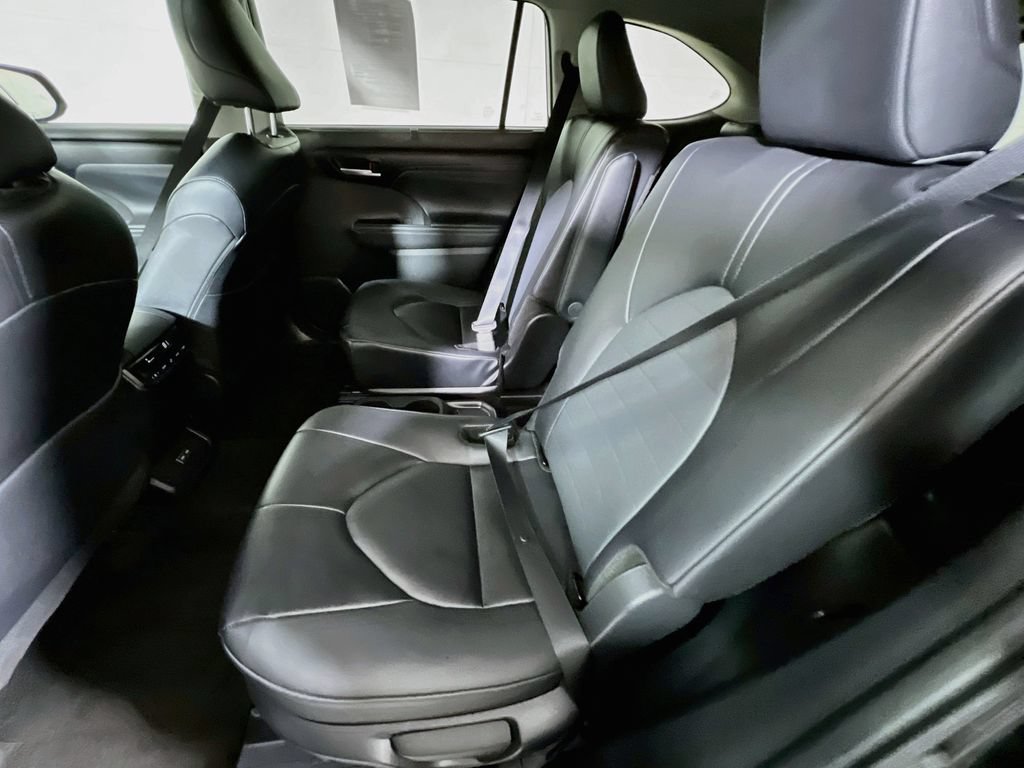 Used 2025 Toyota Highlander XLE AWD/4WD image 22
