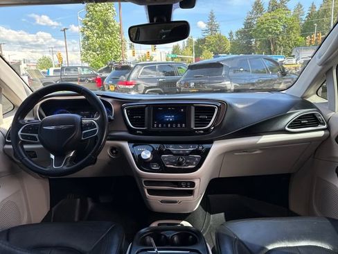 Used 2019 Chrysler Pacifica Touring-L FWD image 11