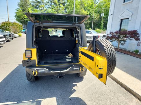 Used 2015 Jeep Wrangler Unlimited Sahara w/ Connectivity Group AWD/4WD image 27