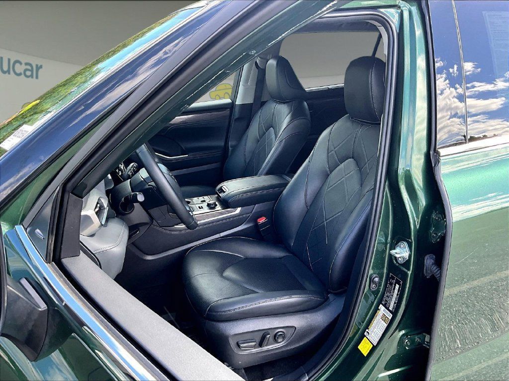 Used 2025 Toyota Highlander Platinum AWD/4WD image 10