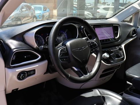 Used 2022 Chrysler Pacifica Touring-L FWD image 42