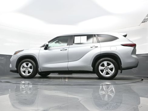 Used 2024 Toyota Highlander LE AWD/4WD image 29