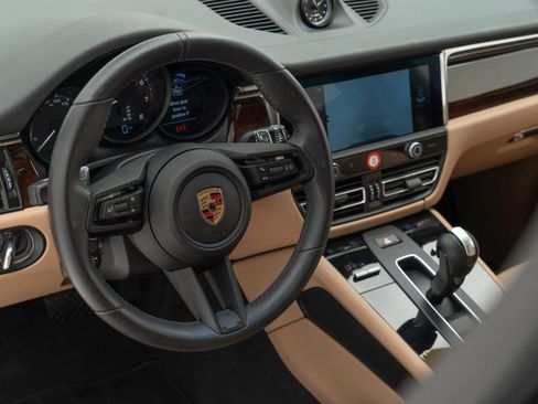 Certified 2025 Porsche Macan image 19