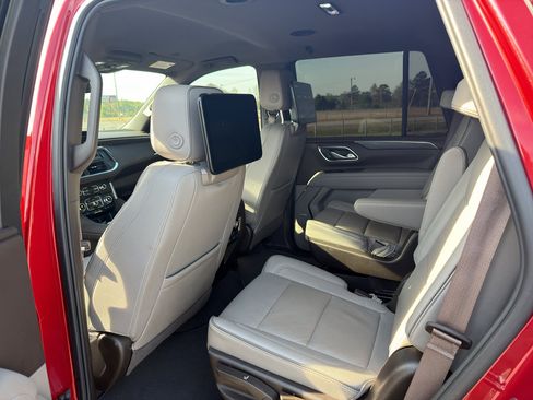 Used 2024 GMC Yukon SLT w/ SLT Luxury Package image 10