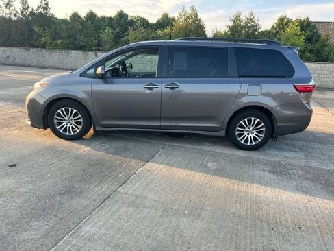 Certified 2018 Toyota Sienna XLE w/ XLE Navigation Package FWD image 2