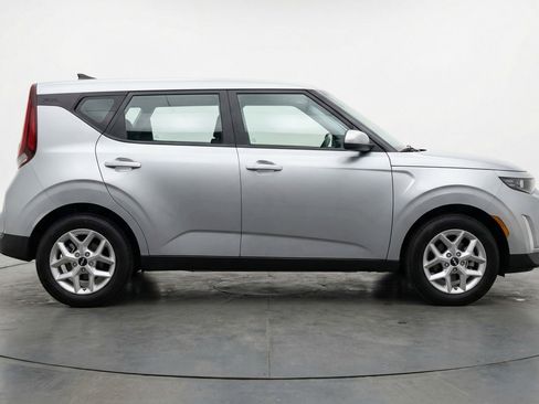 Used 2025 Kia Soul LX w/ LX Technology Package FWD image 9
