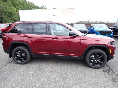 New 2025 Jeep Grand Cherokee Limited w/ Black Appearance Package image 8