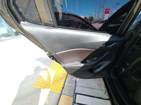 Used 2018 MAZDA MAZDA3 Touring image 23