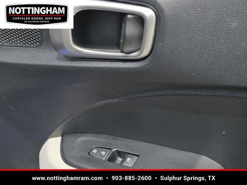 Used 2025 Hyundai Venue SEL image 31