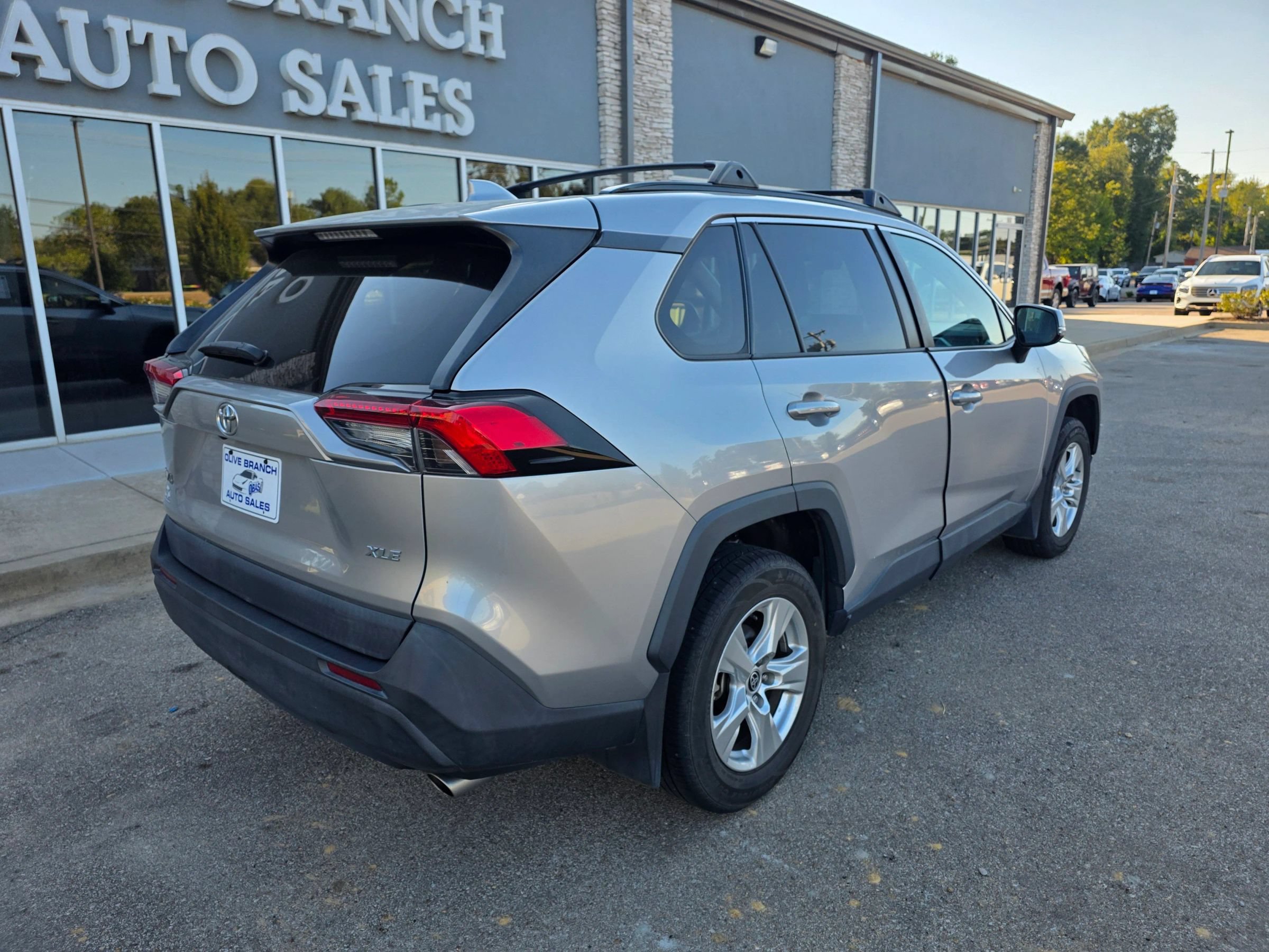 Used 2021 Toyota RAV4 XLE w/ Convenience Package FWD image 2