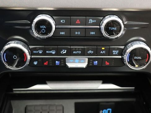 Used 2025 Ford F250 Platinum w/ Platinum Plus Package image 34