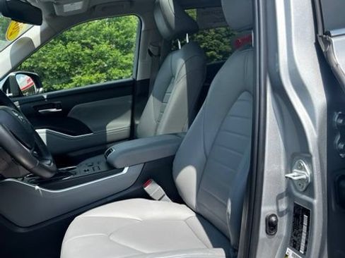Certified 2024 Toyota Highlander XLE AWD/4WD image 11