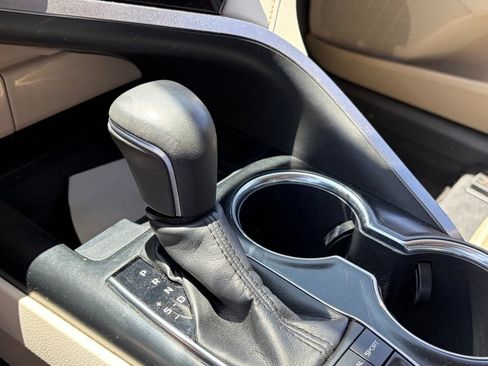 Used 2019 Toyota Camry XLE FWD image 7