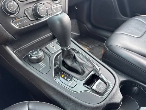 Used 2021 Jeep Cherokee Latitude Plus AWD/4WD image 9