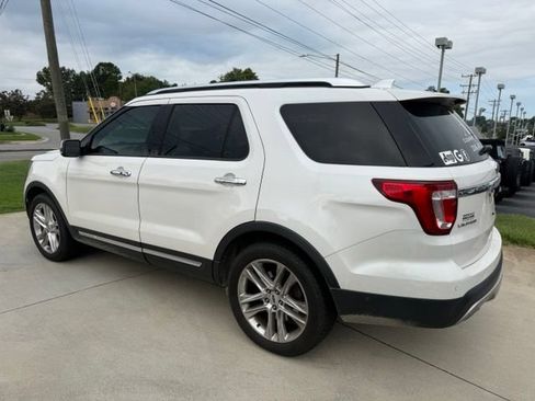 Used 2017 Ford Explorer Limited w/ Equipment Group 301A FWD image 8