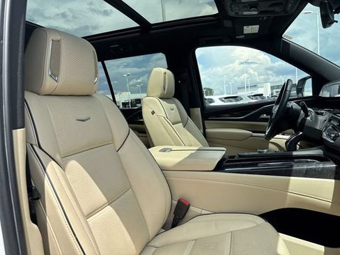 Certified 2021 Cadillac Escalade Premium Luxury AWD/4WD image 17