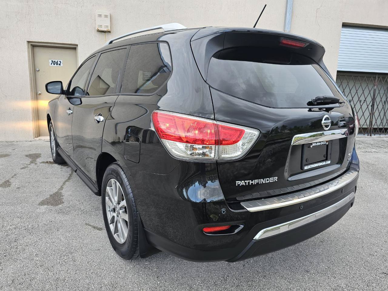 Used 2015 Nissan Pathfinder SV FWD image 3