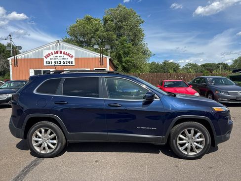 Used 2016 Jeep Cherokee Limited w/ Luxury Group AWD/4WD image 4