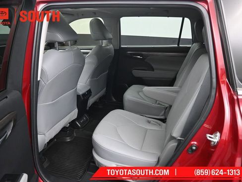 Used 2023 Toyota Highlander Limited AWD/4WD image 10