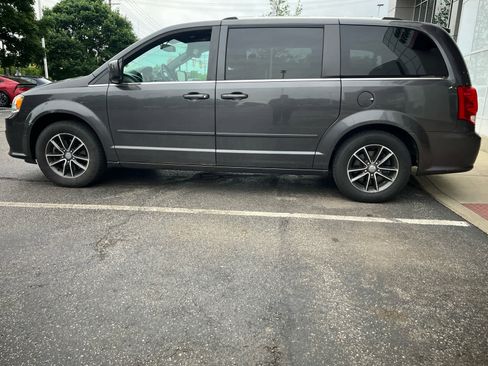 Used 2017 Dodge Grand Caravan SXT FWD image 3