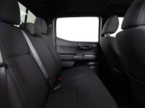 Used 2017 Toyota Tacoma TRD Off-Road w/ Premium & Technology Package AWD/4WD image 22