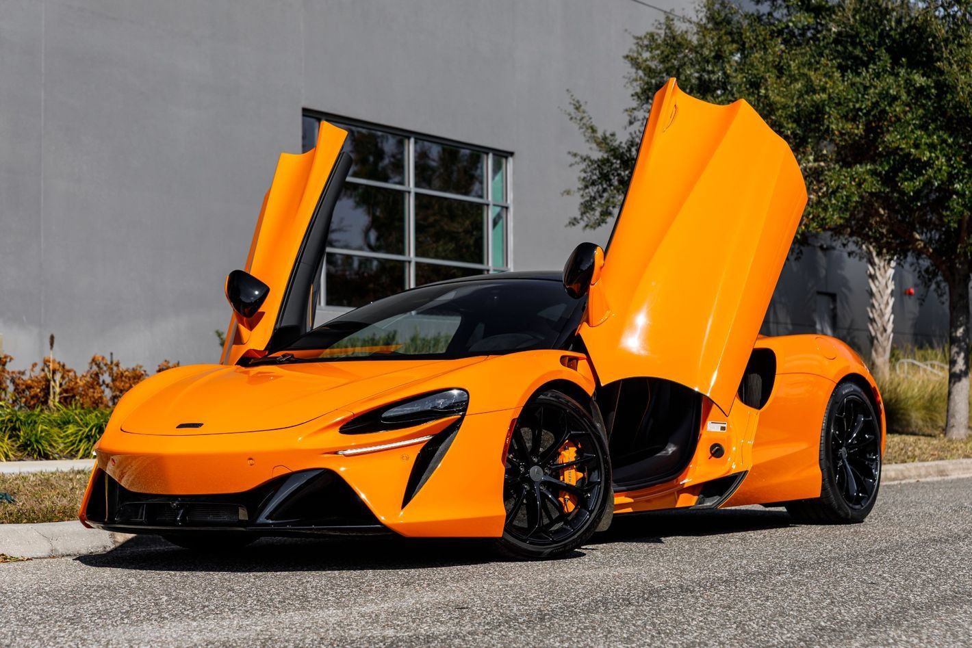 Used 2025 McLaren Artura RWD image 29