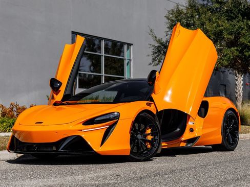 Used 2025 McLaren Artura RWD image 29