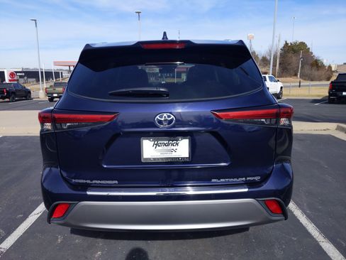 Certified 2022 Toyota Highlander Platinum image 9