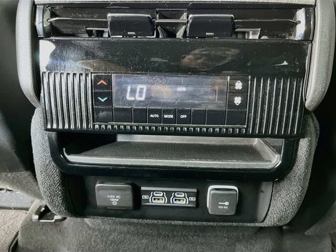 Used 2023 Jeep Wagoneer L Series II AWD/4WD image 27