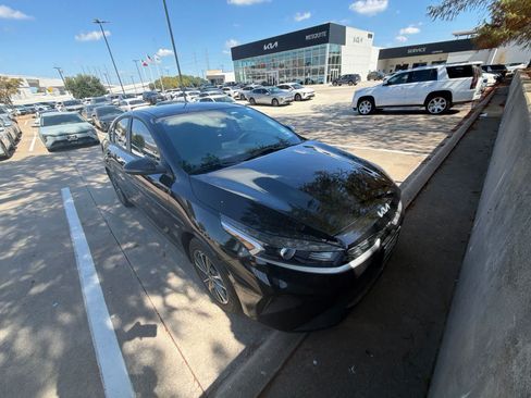 Used 2024 Kia Forte LXS w/ LXS Technology Package FWD image 2