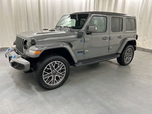 Used 2022 Jeep Wrangler Unlimited Sahara image 2