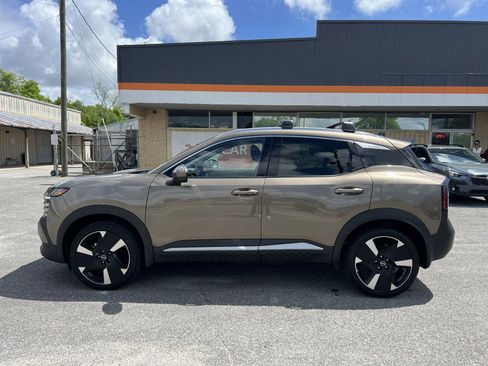 Used 2025 Nissan Kicks SR w/ Illumination Package image 9