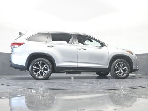 Used 2019 Toyota Highlander LE image 58