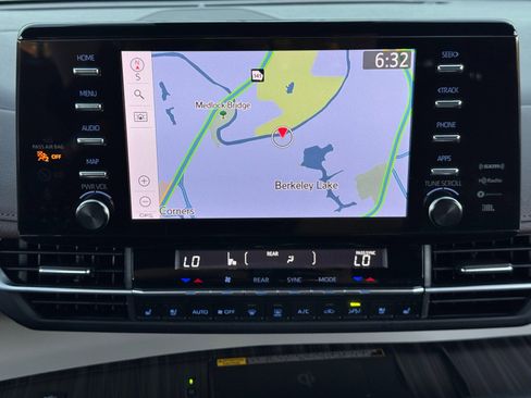 Used 2024 Toyota Sienna Platinum image 27