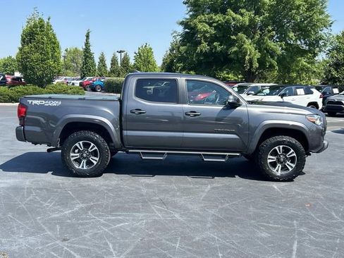 Used 2018 Toyota Tacoma TRD Sport AWD/4WD image 3
