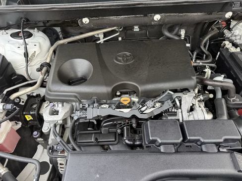Used 2020 Toyota RAV4 LE FWD image 32