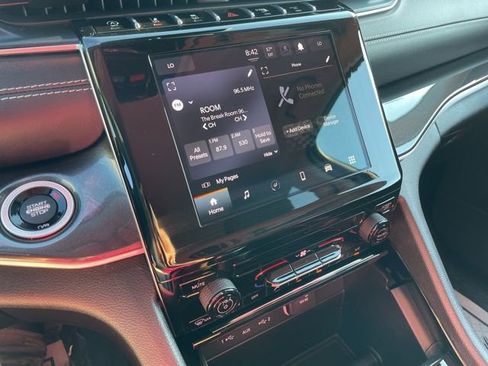 Used 2023 Jeep Grand Cherokee Laredo image 18