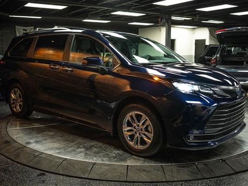 Used 2025 Toyota Sienna XLE w/ XLE Plus Package image 5