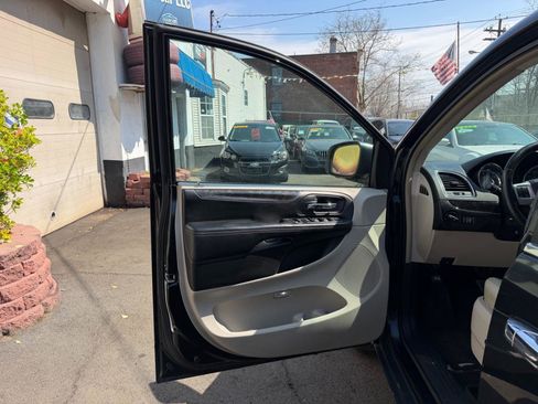 Used 2014 Chrysler Town & Country Touring-L w/ Driver Convenience Group image 18