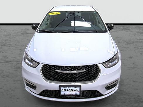 Used 2024 Chrysler Pacifica Select image 6